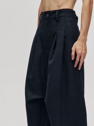 Soft Curve Pleated Trousers